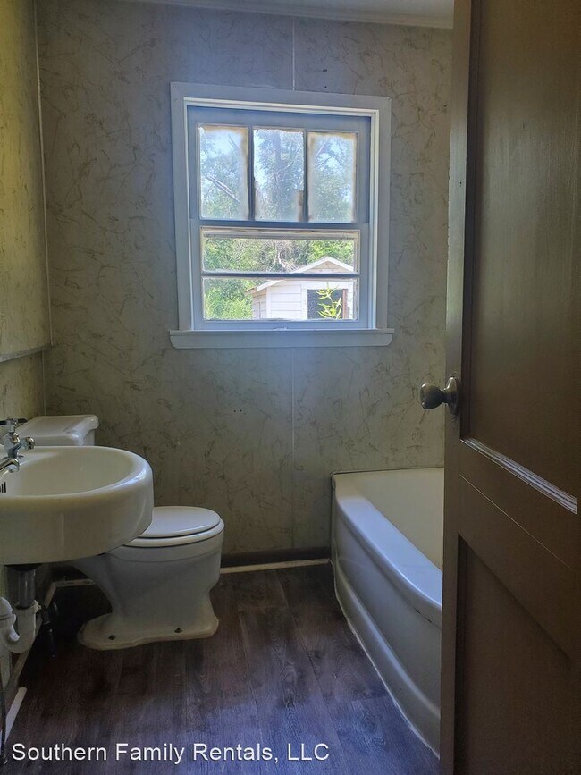 Building Photo - 3 br, 1 bath House - 310 Savannah Ave