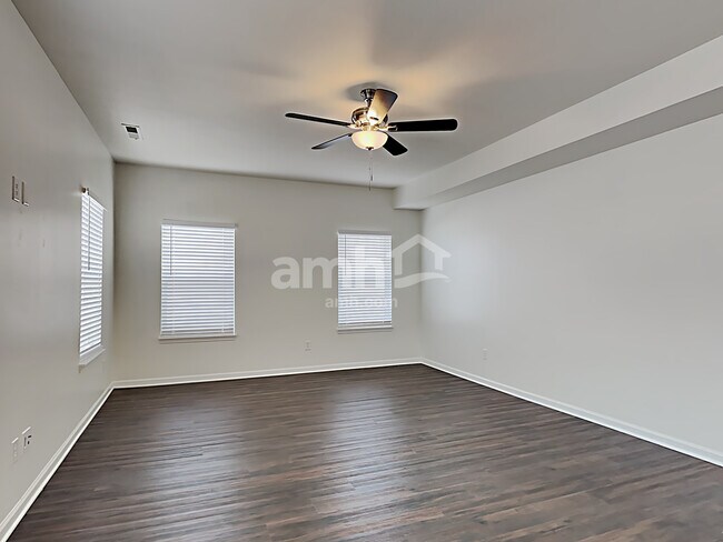 Building Photo - 8720 Hemingway Dr