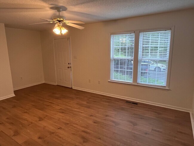Building Photo - Cute 3 bedroom 1.5 bath home located close...