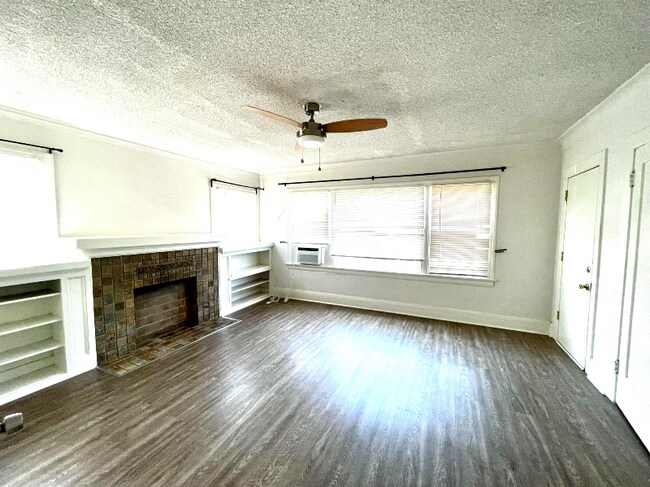 Building Photo - 855 1/2 W 43rd Pl