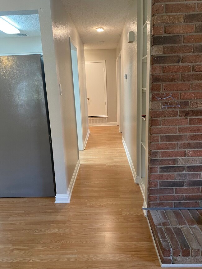 Building Photo - 816 Betty Court, Unit B