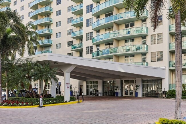 Foto del edificio - 19390 Collins Ave
