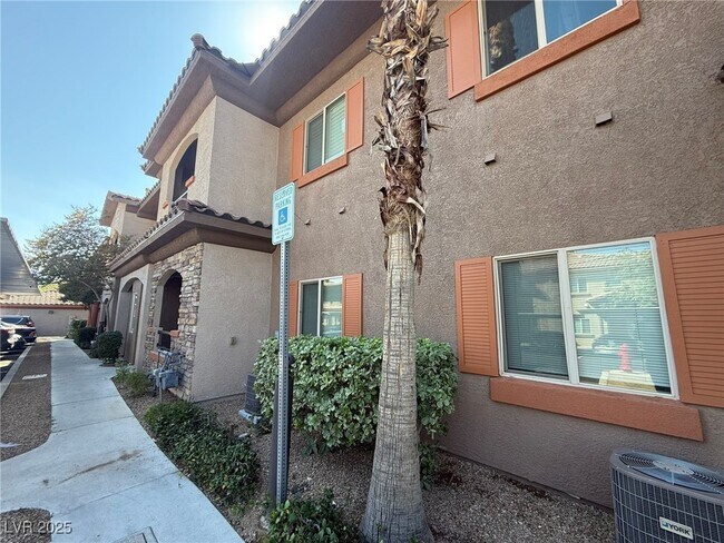 Foto del edificio - 7701 W Robindale Rd