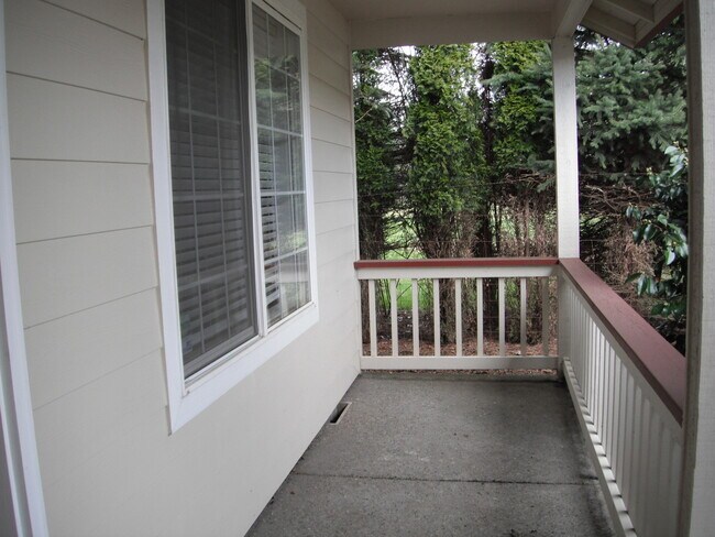Foto del edificio - Spacious home and yard ready for you!
