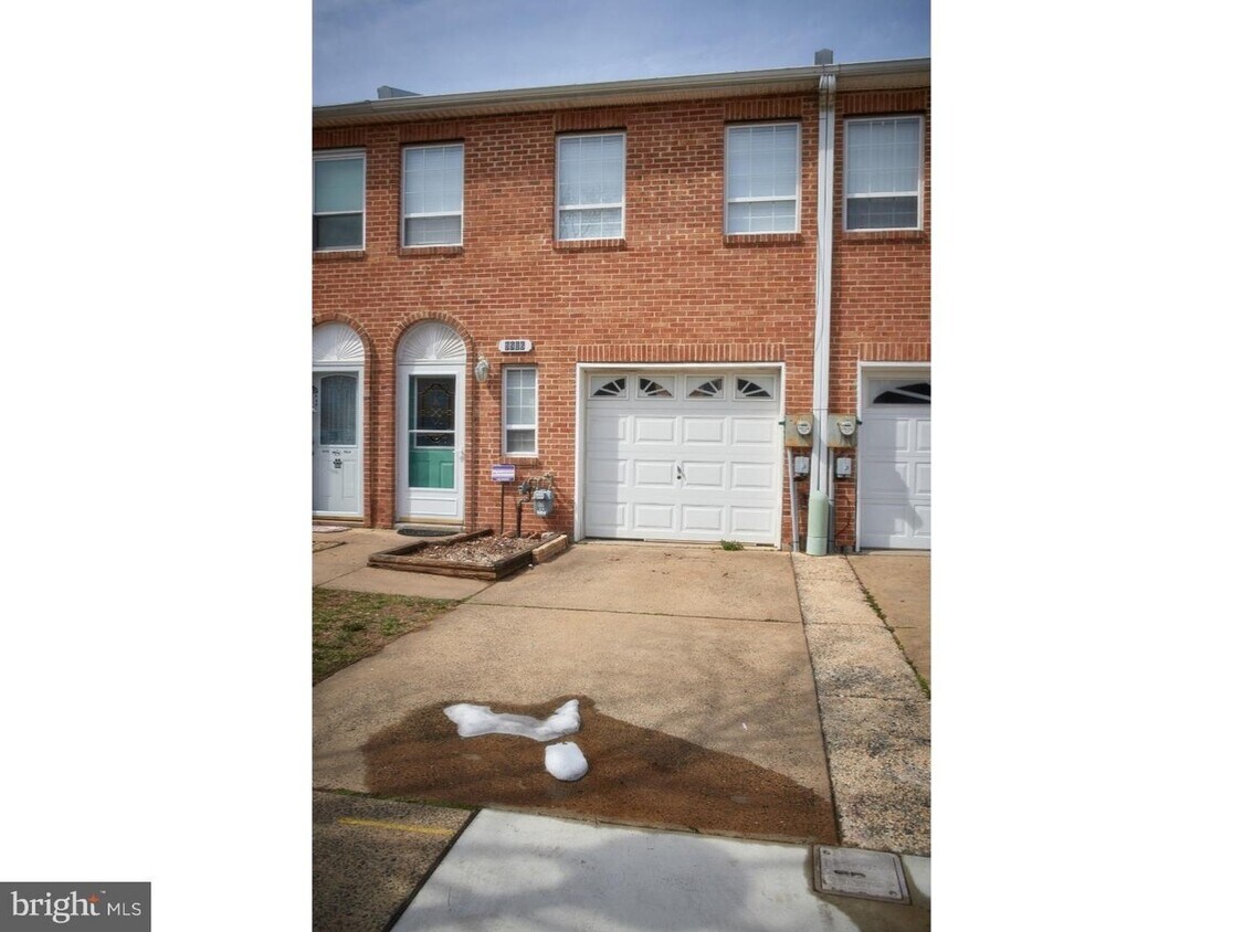 Primary Photo - 9986 Crestmont Ave