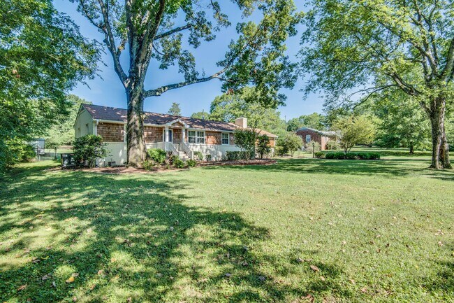 Foto del edificio - 641 Brook Hollow Rd