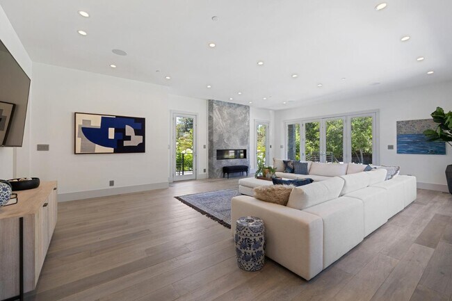 Foto del edificio - 385 Fletcher Dr