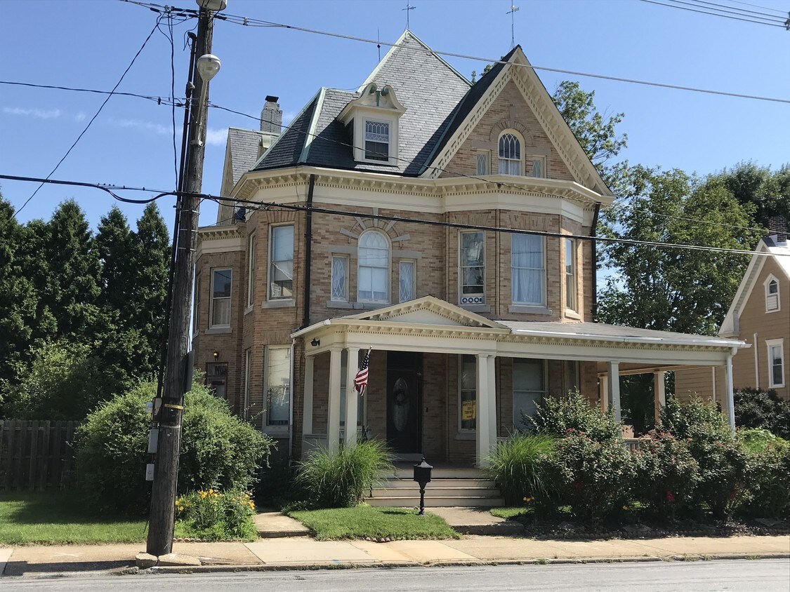 Primary Photo - 117 W Main St