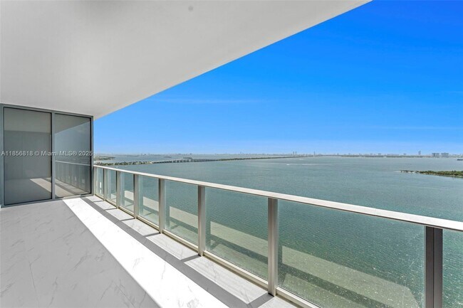 Foto del edificio - 700 NE 24th St