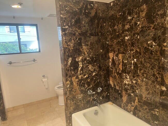 Baño principal - 10660 Wilshire Blvd