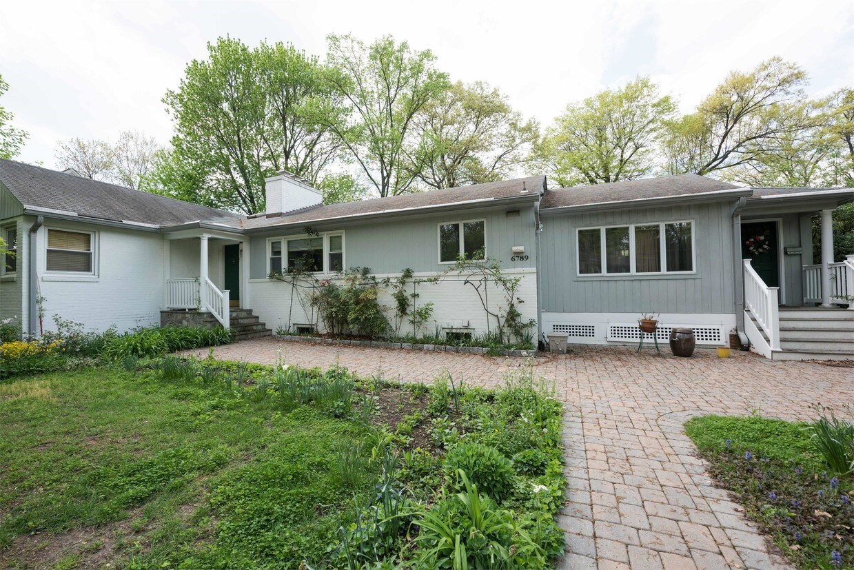 Foto principal - 6789 Little Falls Rd