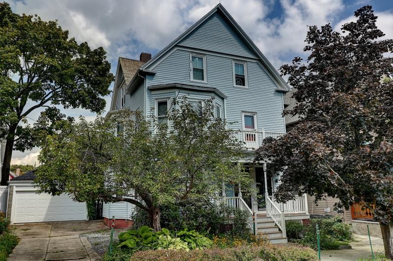 Primary Photo - 132 Larch St
