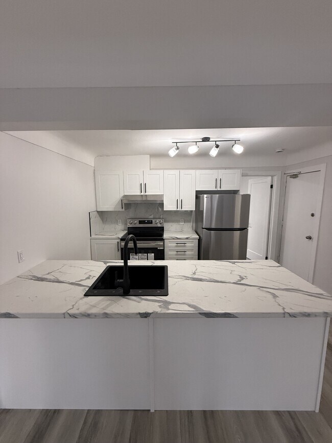 Building Photo - 280 Blake Blvd