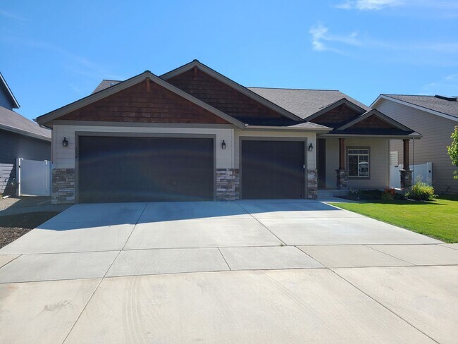 Foto del edificio - Beautiful Custom 3 bedroom 2 bath Home for Rent in Post Falls, ID