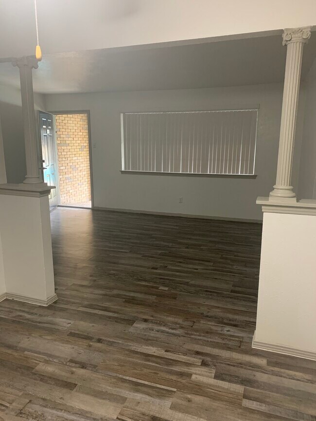 Living Area - 530 Rockingham Dr