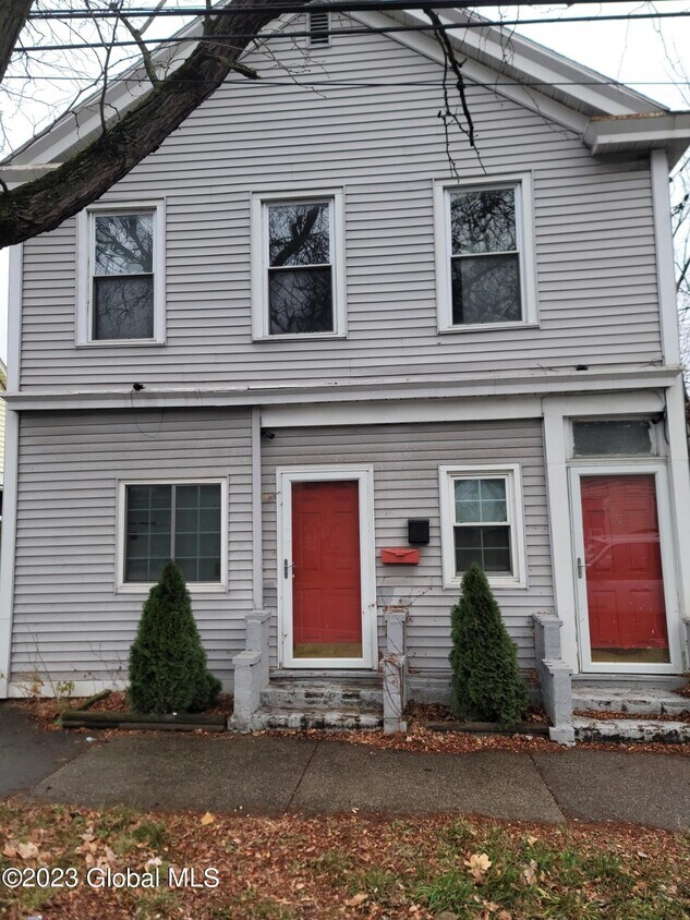 416 3rd Ave Unit 2, Watervliet, NY 12189 Room for Rent in Watervliet