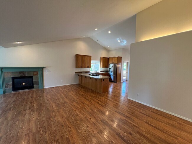 Building Photo - Beautiful Home Perfect For A Green Thumb