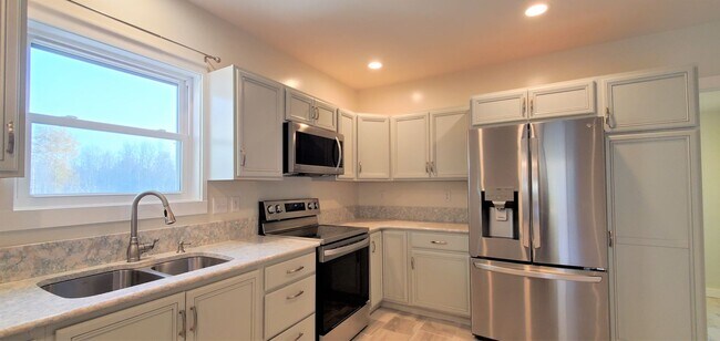 Foto del edificio - Renovated Farmhouse, 30+ Acres with Pole Barn!