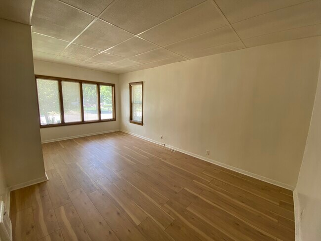 Foto del edificio - 1329 Davis Ave