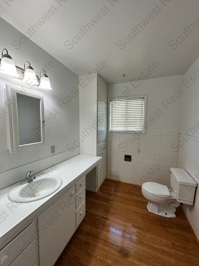 Building Photo - Spacious 3-bedroom 2-bathroom home