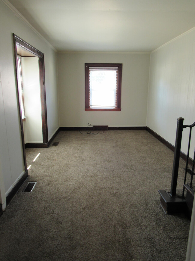 Building Photo - 321 W Elm St