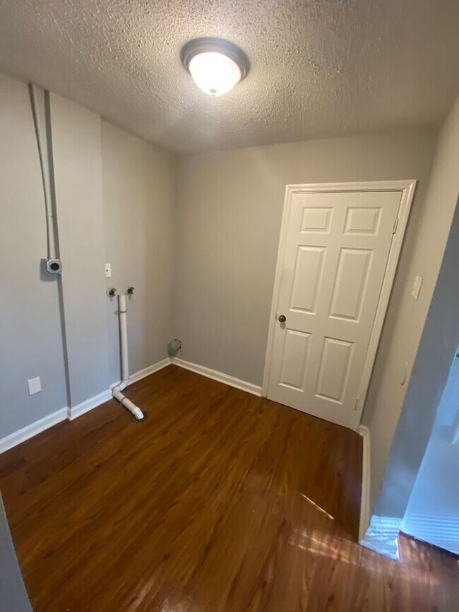 Building Photo - Cute 3 Bedroom 1 Bathroom