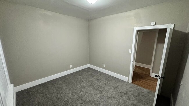 Building Photo - 892 Restbrook Ave