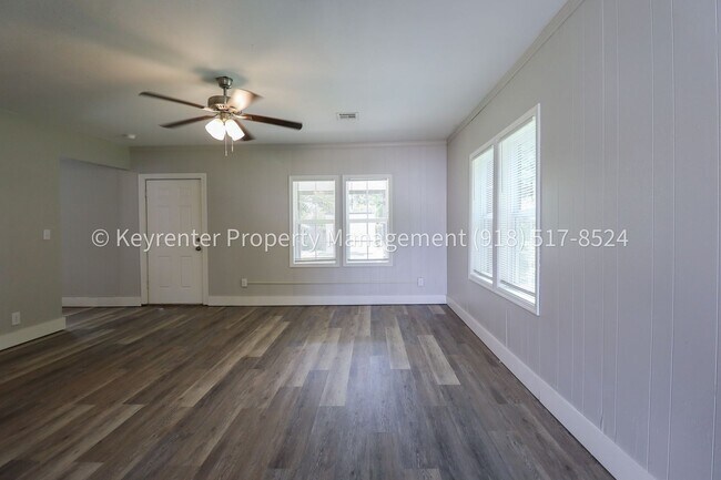 Foto del edificio - Beautifully Redone 2 Bedroom House! Available for a 5/1 Move In!!! *Updated Photos to Come*