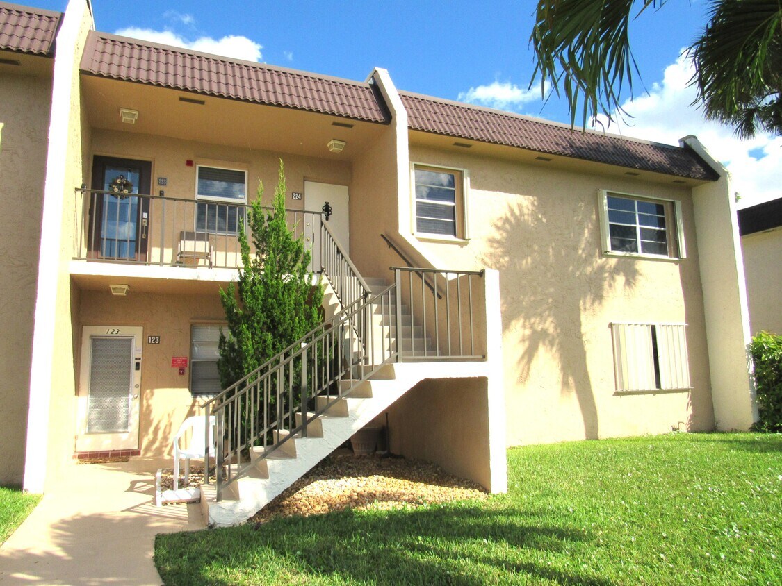 Foto principal - 120 Lake Meryl Dr