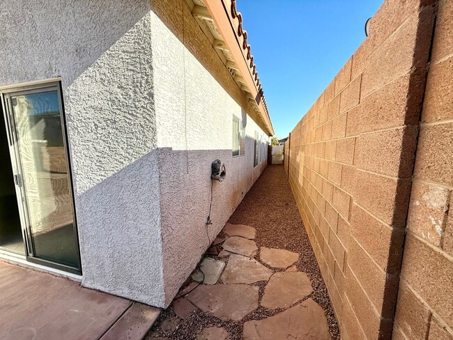 Building Photo - 3 Bedroom Home off of S Eastern and Sunrid...