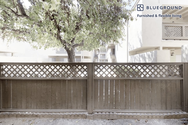 Foto del edificio - 6700 Warner Ave