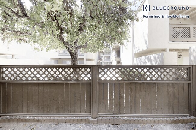 Foto del edificio - 6700 Warner Ave