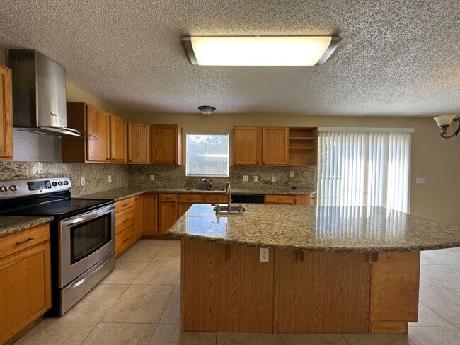 Building Photo - 4 Bedroom, 4 Bath Poinciana Dream Home!  F...
