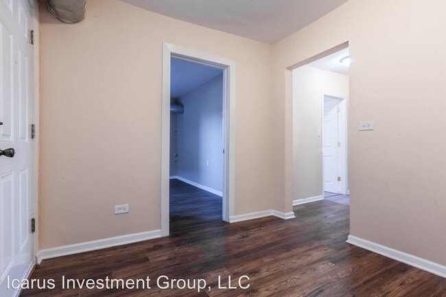 Building Photo - 3453 S Prairie Ave