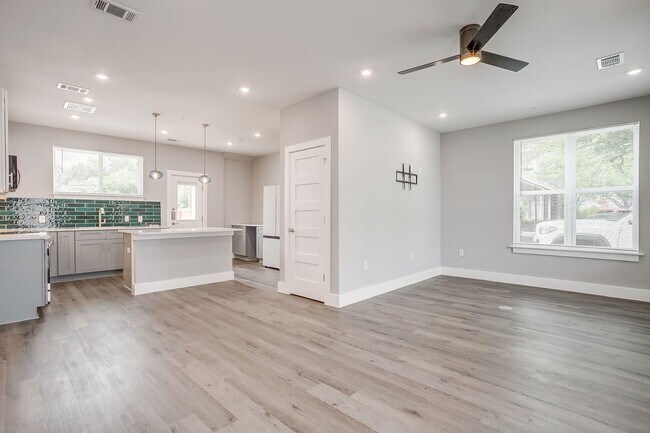 Foto del edificio - 3144 Forest Park Blvd