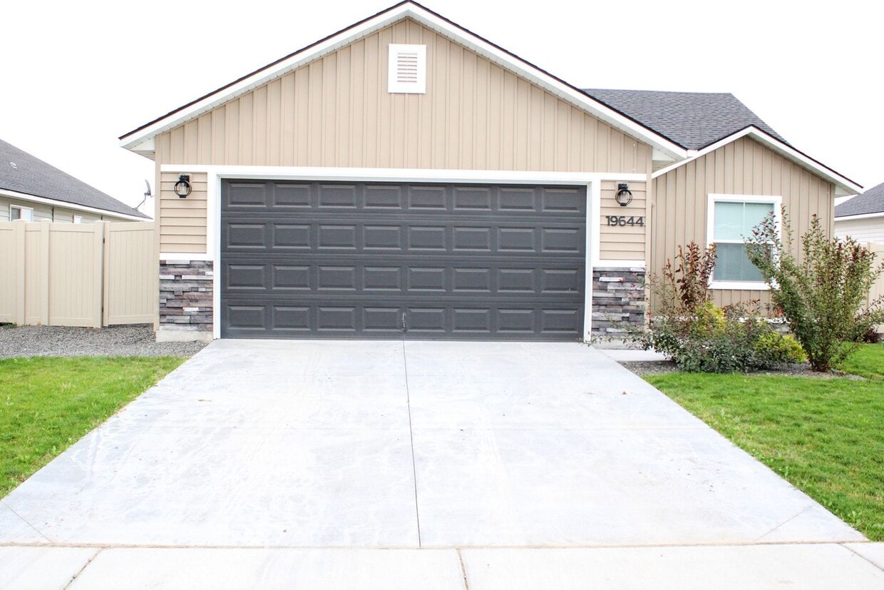 Primary Photo - Executive Rental!