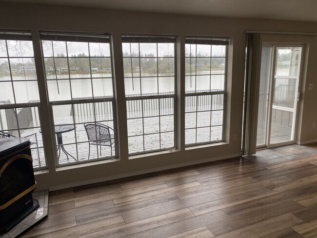 Building Photo - Lakeside living in Ocean Shores, 3 bed, 2 bath, large deck and own dock.