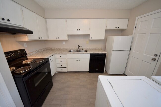 Building Photo - 3 Bedroom, 2 Bathroom On Madison Near Parkway