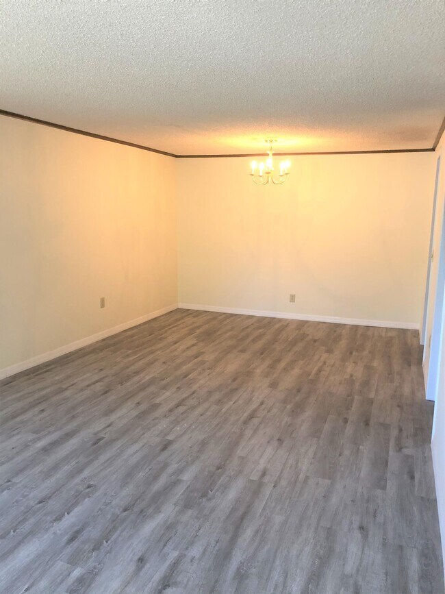 Foto del edificio - 15156 Pine Meadows Dr