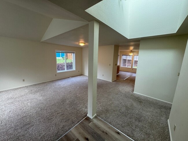 Building Photo - Single level home ~3 Bedroom ~ 2 bath House in Great Location!