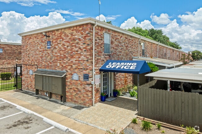 Leasing Office - La Carmona