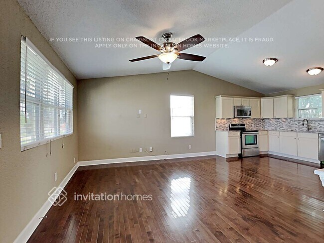 Building Photo - 410 4th St S