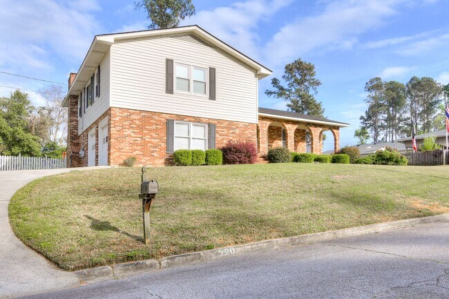 Foto del edificio - Great Location 4 Bedroom