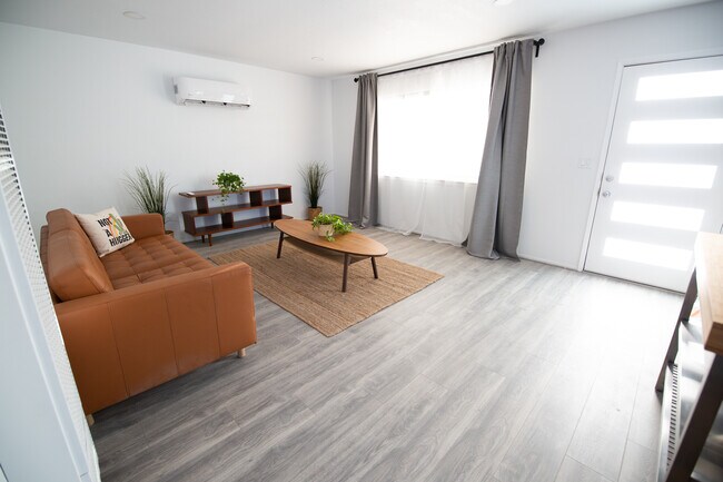 Sala de estar - 5459 Daisy Ave