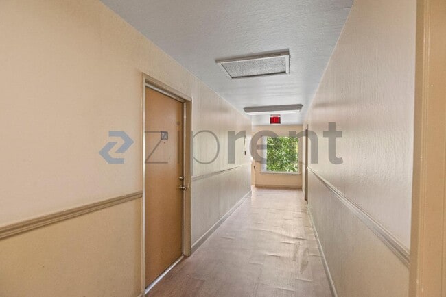 Building Photo - Unit 202