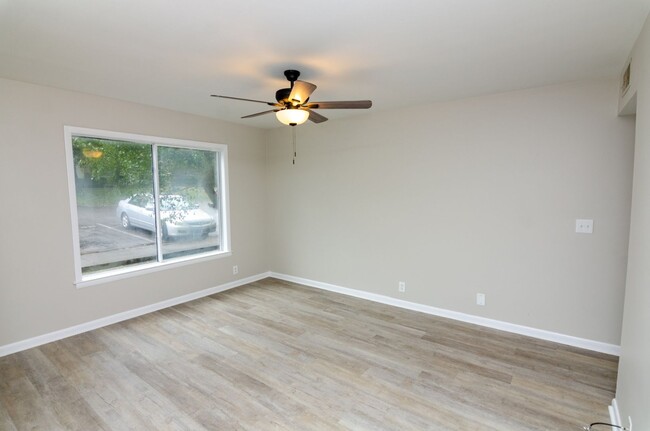 Building Photo - Newly remodeled condo