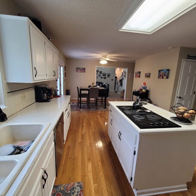 Building Photo - 804 Chaucer Ln