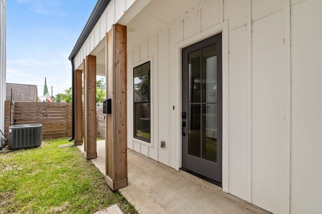 Building Photo - 1412 Weiss St