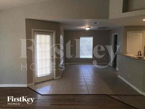 Building Photo - 1002 NE 33rd Ln