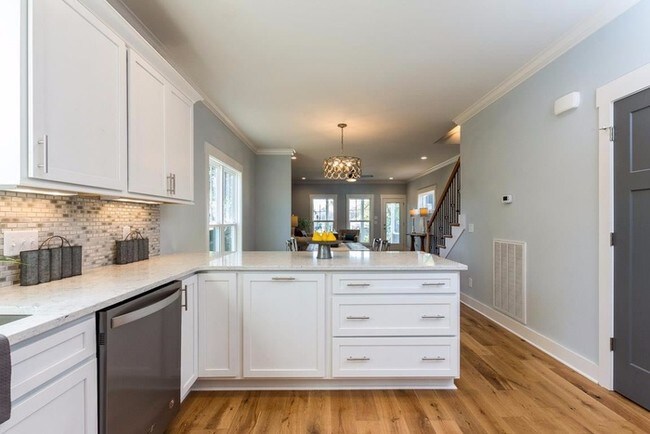 Building Photo - Private Bedroom/Bath for Rent in the Nations!
